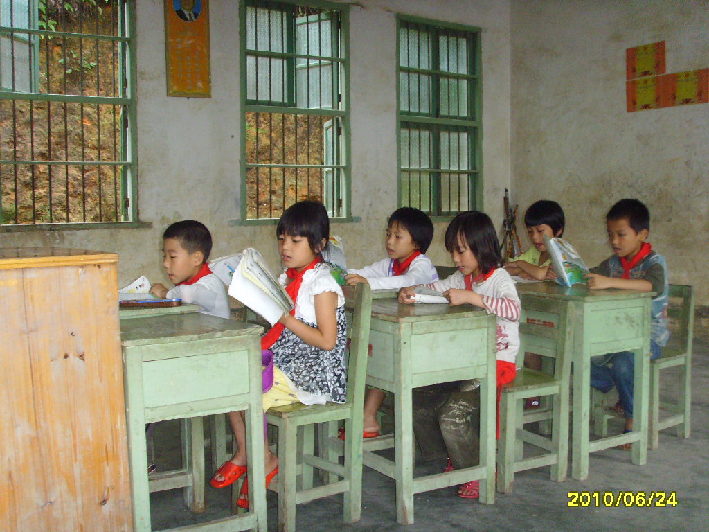 学生们认真上课