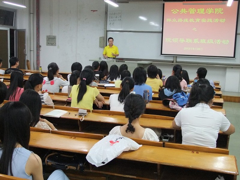 林宏秋书记与新生班级进行交流会 摄影:黄瑞霞